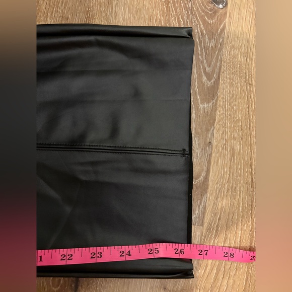 Hue Flatting Fit Tummy Control Faux Leather Shiny Cropped Flares NWT in Black - Picture 10 of 10